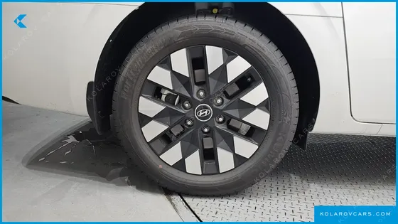 HYUNDAI STARIA 4WD LOUNGE 9-SEATER