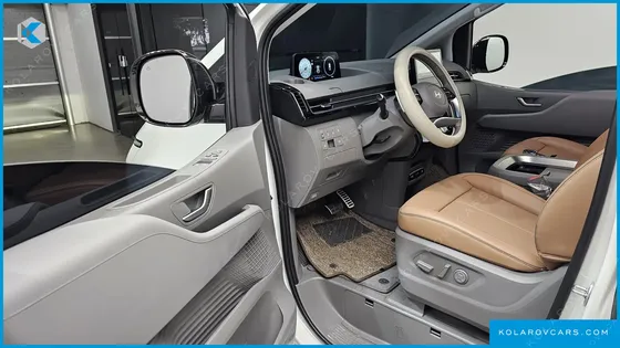 HYUNDAI STARIA 4WD LOUNGE 9-SEATER