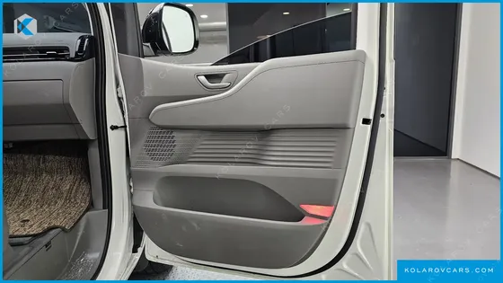 HYUNDAI STARIA 4WD LOUNGE 9-SEATER