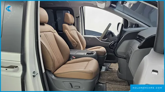 HYUNDAI STARIA 4WD LOUNGE 9-SEATER