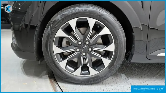 KIA CARNIVAL 7-SEATER OUTDOOR