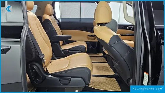 KIA CARNIVAL 7-SEATER OUTDOOR