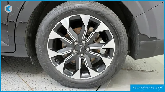 KIA CARNIVAL 7-SEATER OUTDOOR