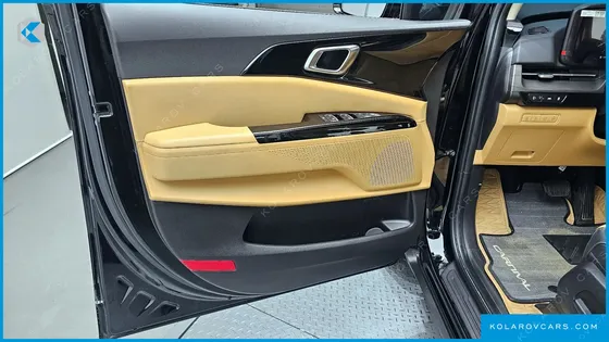 KIA CARNIVAL 7-SEATER OUTDOOR