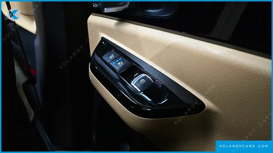 KIA CARNIVAL 7-SEATER OUTDOOR
