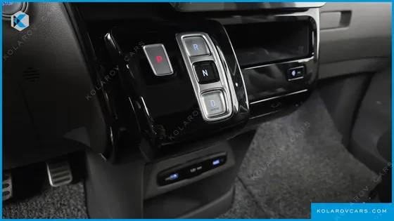 HYUNDAI STARIA 4WD LOUNGE 9-SEATER