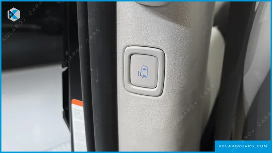 HYUNDAI STARIA 4WD LOUNGE 9-SEATER