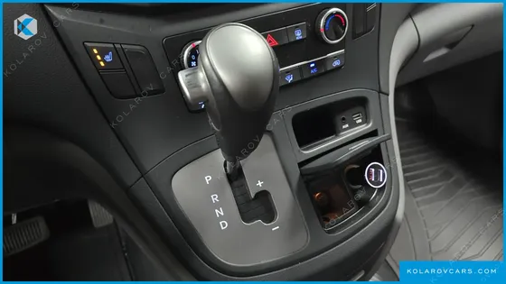 HYUNDAI STAREX VAN 5-SEATER