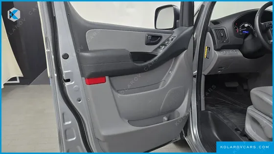 HYUNDAI STAREX VAN 5-SEATER