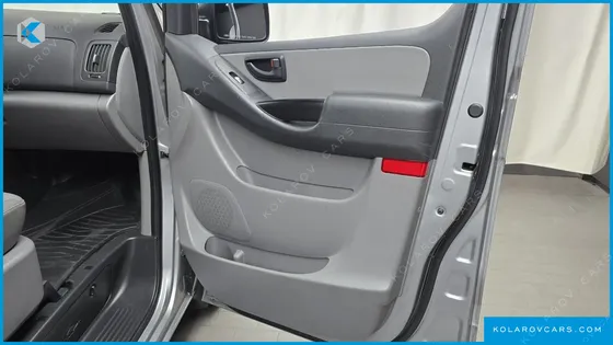 HYUNDAI STAREX VAN 5-SEATER