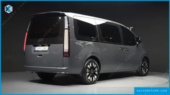 HYUNDAI STARIA LOUNGE 9-SEATER