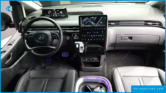HYUNDAI STARIA LOUNGE 9-SEATER