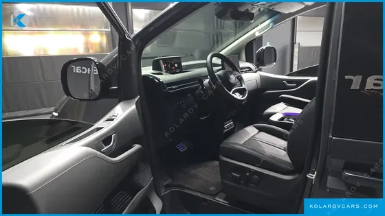 HYUNDAI STARIA LOUNGE 9-SEATER