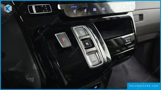 HYUNDAI STARIA 4WD LOUNGE 7-SEATER