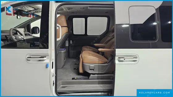 HYUNDAI STARIA 4WD LOUNGE 7-SEATER
