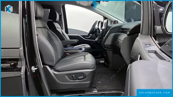 HYUNDAI STARIA LOUNGE 9-SEATER