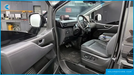 HYUNDAI STARIA LOUNGE 9-SEATER