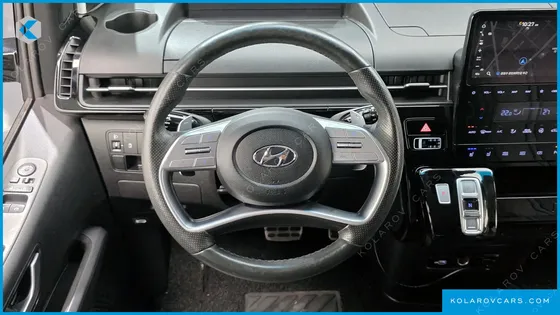 HYUNDAI STARIA LOUNGE 9-SEATER
