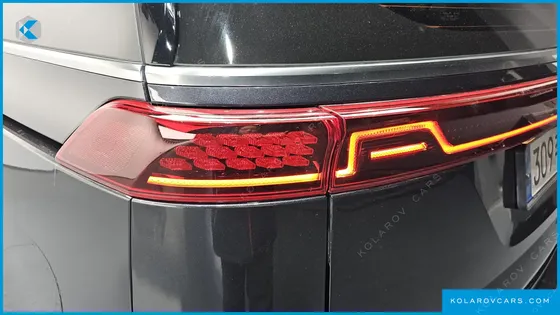 KIA CARNIVAL GASOLINE 9-SEATER SIGNATURE