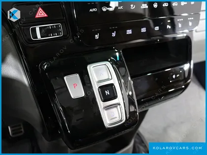 HYUNDAI STARIA 4WD LOUNGE 9-SEATER