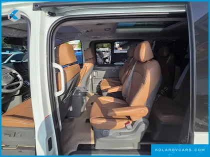 HYUNDAI STARIA 4WD LOUNGE 9-SEATER