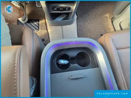 HYUNDAI STARIA 4WD LOUNGE 9-SEATER