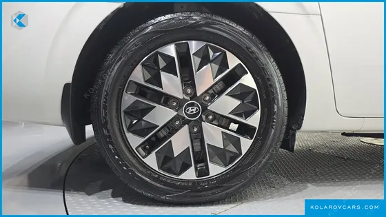 HYUNDAI STARIA 4WD LOUNGE 9-SEATER