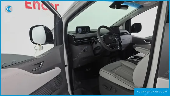 HYUNDAI STARIA 4WD LOUNGE 9-SEATER