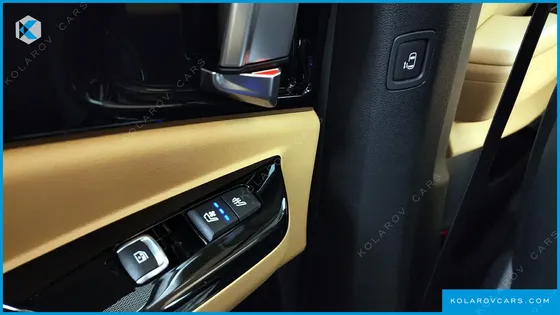 KIA CARNIVAL GASOLINE 7-SEATER SIGNATURE