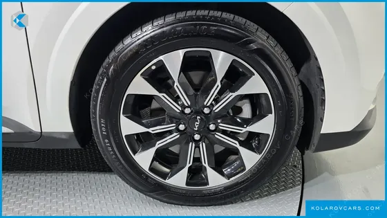 KIA CARNIVAL GASOLINE 7-SEATER OUTDOOR