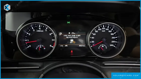 KIA CARNIVAL GASOLINE 7-SEATER OUTDOOR