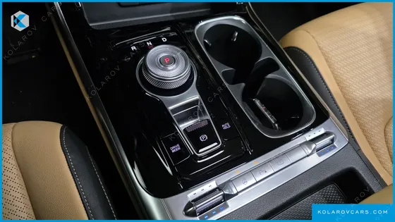 KIA CARNIVAL GASOLINE 7-SEATER OUTDOOR