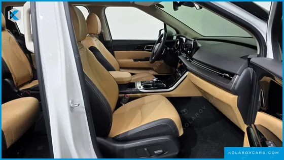 KIA CARNIVAL GASOLINE 7-SEATER OUTDOOR