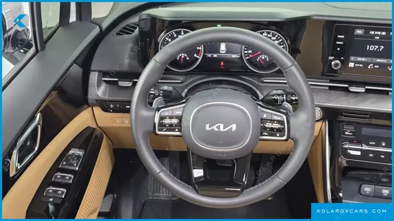 KIA CARNIVAL GASOLINE 7-SEATER OUTDOOR