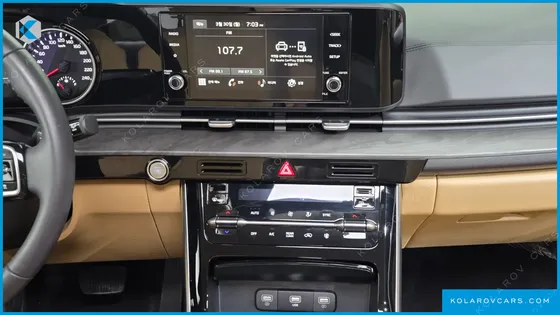 KIA CARNIVAL GASOLINE 7-SEATER OUTDOOR