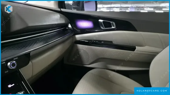 KIA CARNIVAL GASOLINE 7-SEATER HI-LIMOUSINE