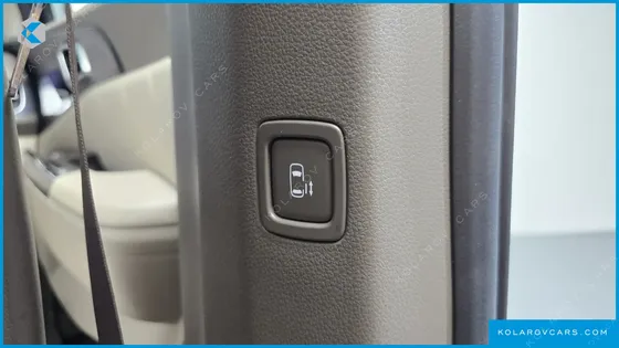 KIA CARNIVAL GASOLINE 7-SEATER HI-LIMOUSINE