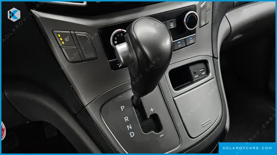 HYUNDAI STAREX VAN 3-SEATER