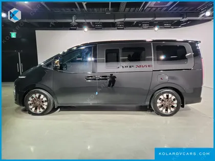 HYUNDAI STARIA LOUNGE 9-SEATER