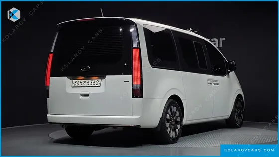 HYUNDAI STARIA 4WD LOUNGE 9-SEATER