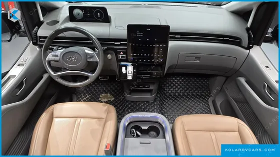 HYUNDAI STARIA 4WD LOUNGE 9-SEATER
