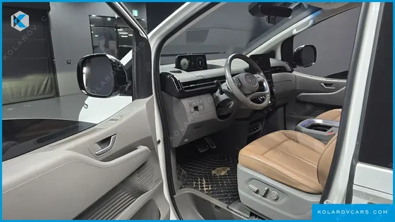HYUNDAI STARIA 4WD LOUNGE 9-SEATER