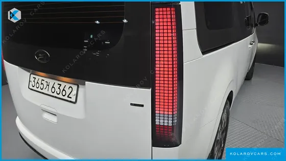 HYUNDAI STARIA 4WD LOUNGE 9-SEATER