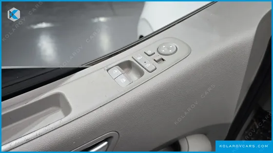HYUNDAI STARIA 4WD LOUNGE 9-SEATER