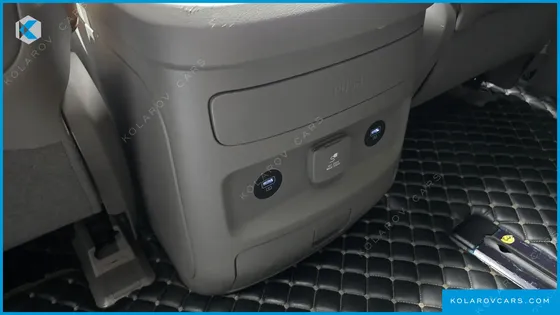 HYUNDAI STARIA 4WD LOUNGE 9-SEATER