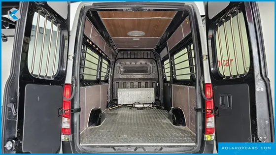 HYUNDAI SOLATI 3-SEATER VAN