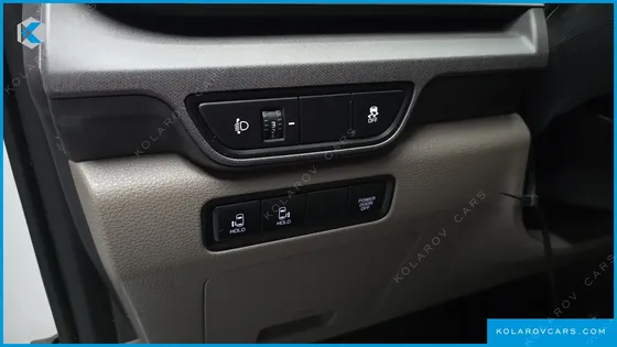 KIA CARNIVAL 9-SEATER PRESTIGE