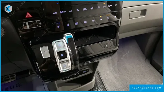 HYUNDAI STARIA 4WD LOUNGE 9-SEATER
