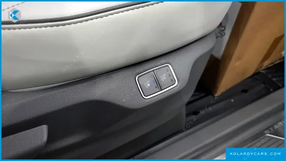 HYUNDAI STARIA 4WD LOUNGE 9-SEATER