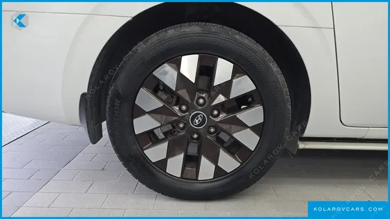 HYUNDAI STARIA 4WD LOUNGE 7-SEATER